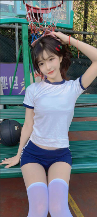 姆巴佩挑战极限展示惊人鸟翼滑翔